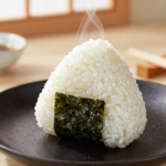 Onigiri: O Clássico Bolinho de Arroz Japonês