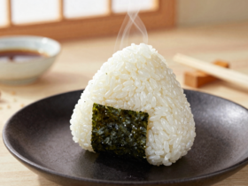 Onigiri: O Clássico Bolinho de Arroz Japonês