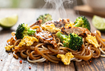 Pad See Ew Clássico: Macarrão de Arroz Tailandês Salteado 2 Pad See Ew Clássico: Macarrão de Arroz Tailandês Salteado