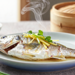 Peixe Cozido no Vapor Estilo Cantonês com Gengibre e Cebolinha