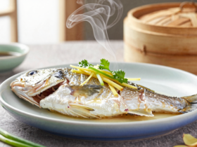 Peixe Cozido no Vapor Estilo Cantonês com Gengibre e Cebolinha