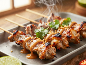 Sate de Frango com Molho de Amendoim (Satay)