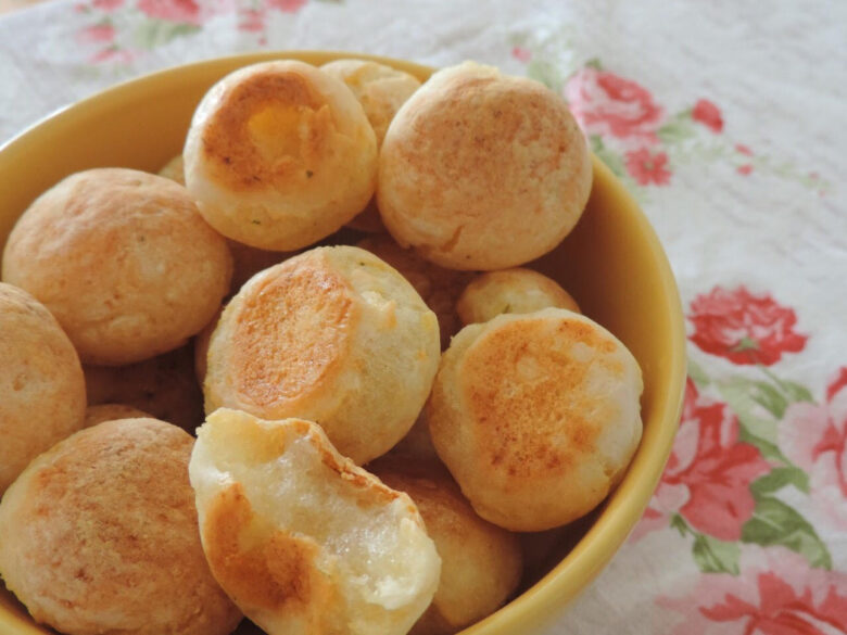 Easy Vegan Pão de Queijo Recipe (Brazilian Cheese Bread) 1 Receita de pão de queijo vegano