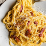 Espaguete a carbonara com apenas 6 ingredientes