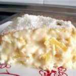 Bolo cremoso de abacaxi com coco