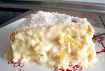 Bolo cremoso de abacaxi com coco