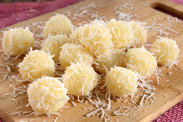 Apricot-Stuffed Coconut Bonbons (Beijinho) 1 Beijinho recheado com damasco