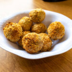 Bolinho de arroz com presunto e queijo