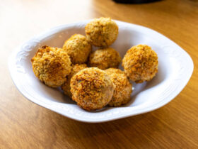 Bolinho de arroz com presunto e queijo