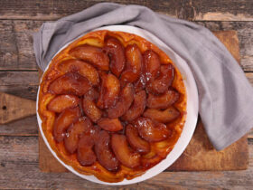 Bolo de maçã caramelizado