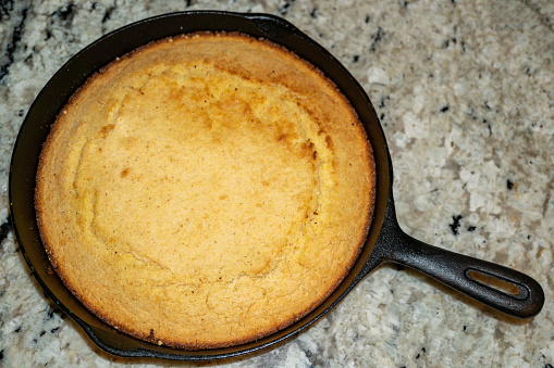 Easy Skillet Cornmeal Bread Recipe 1 Pão de farinha de milho na frigideira