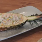 Salada de abacaxi dentro da casca
