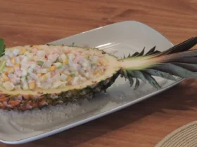 Salada de abacaxi dentro da casca