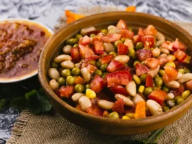 Caçarola de feijão verde fresco com bacon