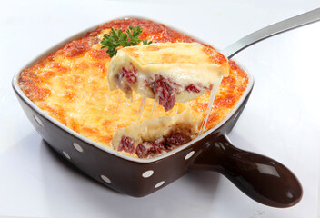 escondidinho de mandioca com carne seca