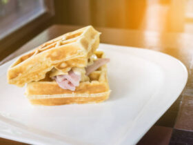 waffle recheado com presunto e queijo