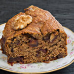 Bolo de tâmara com nozes: a receita que vai fazer você se sentir em um café de luxo
