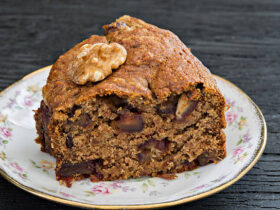 Tamar Date Cake with Walnuts: A Gourmet Café Treat 15 Bolo de tâmara com nozes: a receita que vai fazer você se sentir em um café de luxo