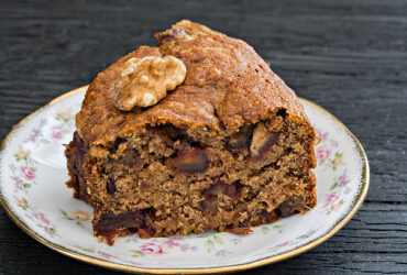Bolo de tâmara com nozes: a receita que vai fazer você se sentir em um café de luxo