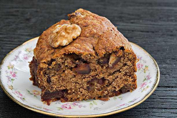 Tamar Date Cake with Walnuts: A Gourmet Café Treat 1 Bolo de tâmara com nozes: a receita que vai fazer você se sentir em um café de luxo