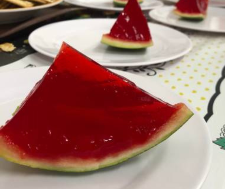Watermelon Rind Jell-O: A Fun and Colorful Dessert That Will Delight Everyone 1 Gelatina na casca da melancia: a sobremesa divertida e colorida que vai encantar a todos