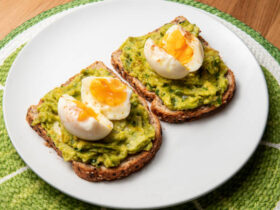 Avocado Toast with Egg: The Breakfast for Energy and Satisfaction 9 Torrada de abacate e ovo: o café da manhã que vai te dar energia e saciedade