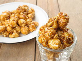 Upgrade Your Movie Night with This Caramel Popcorn Recipe 6 Transforme sua pipoca com essa receita de pipoca doce caramelizada
