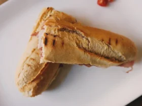 Aprenda a fazer a sua própria baguete de maneira muito simples
