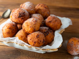 Chocolate Chip Bolinho de Chuva: The Ultimate Brazilian Donut Hole 12 Bolinho de chuva com gotas de chocolate, a receita de milhões
