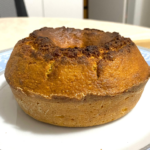 Bolo de milho de lata com coco ralado feito na air fryer