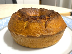 Bolo de milho de lata com coco ralado feito na air fryer