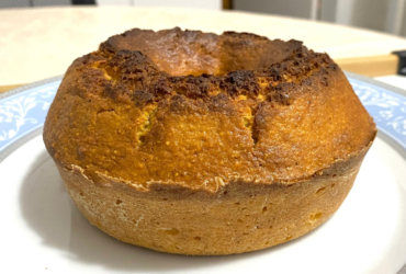 Bolo de milho de lata com coco ralado feito na air fryer