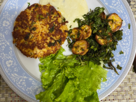 Com essa receita de hambúrguer de frango caseiro, você não vai mais querer fast-food