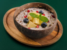 Creamy Coconut Porridge: Your Tropical Breakfast Getaway 12 Este mingau de coco vai te transportar diretamente para uma praia paradisíaca em segundos