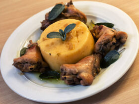 Homestyle Chicken with Polenta: A Comforting Family Recipe 12 Receita com sabor de casa de vó: frango com polenta, saiba como fazer
