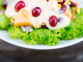 Salada com molho de iogurte, essa é de lamber os dedos