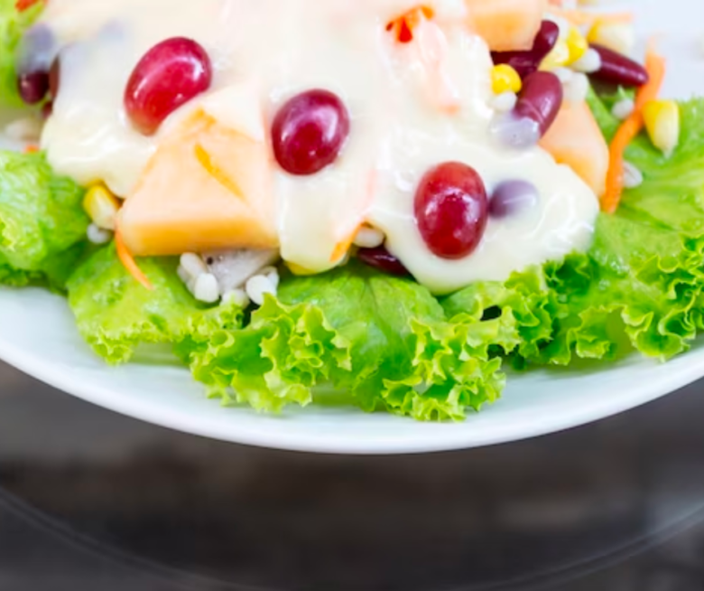 Salada com molho de iogurte, essa é de lamber os dedos 1 Salada com molho de iogurte, essa é de lamber os dedos
