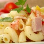 Salada de macarrão com frios, uma ótima opção para o verão
