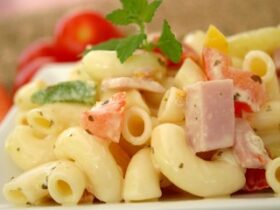 Creamy Cold Pasta Salad: The Perfect Refreshing Summer Dish 9 Salada de macarrão com frios, uma ótima opção para o verão