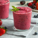 Smoothie de frutas vermelhas para adoçar e refrescar sua tarde