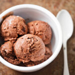 Sorvete de chocolate sem açúcar, sem lactose e vegano