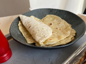 Tortilha caseira e saudável com apenas 4 ingredientes