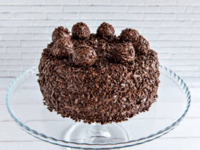 Easy Brigadeirão Recipe: The Ultimate Brazilian Chocolate Dessert 6 Um brigadeiro já é bom, agora um brigadeirão é bom demais, aprenda a receita