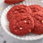 A receita secreta dos cookies Red Velvet com gotas de chocolate branco que farão você querer mais