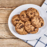 Aprenda a preparar esse delicioso cookie de leite ninho com gotas de chocolate