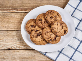 Aprenda a preparar esse delicioso cookie de leite ninho com gotas de chocolate