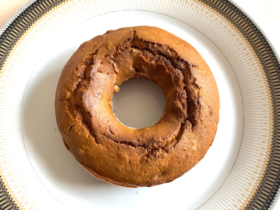 Bolo de tâmaras mel feito na air fryer. Experimente essa delícia