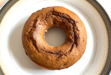 Bolo de tâmaras mel feito na air fryer. Experimente essa delícia