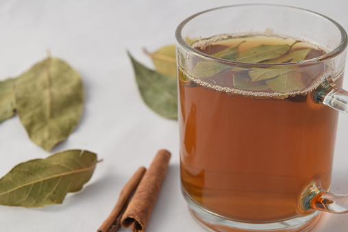 Bay Leaf and Cinnamon Tea: A Natural Weight Loss Ally 1 Chá de louro com canela, um ótimo aliado na perda de peso