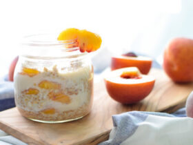 Experimente esse maravilhoso overnight oats com pêssego